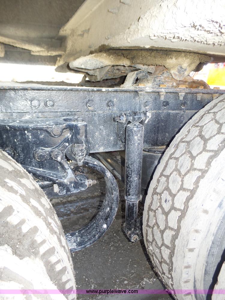 image for item J8881 2005 Peterbilt 379 semi truck