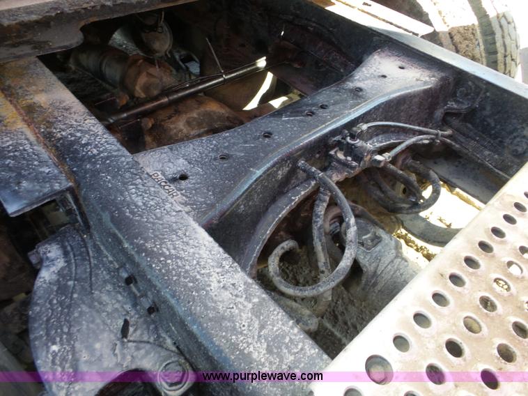 image for item J8881 2005 Peterbilt 379 semi truck