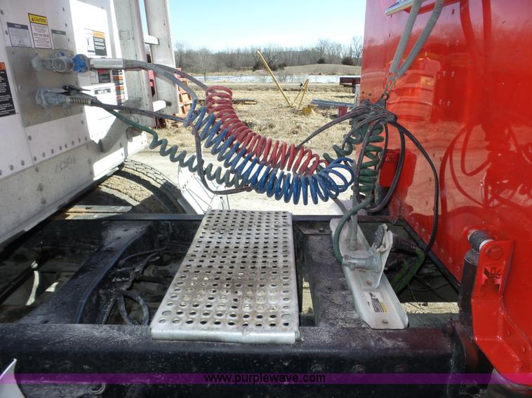 image for item J8881 2005 Peterbilt 379 semi truck