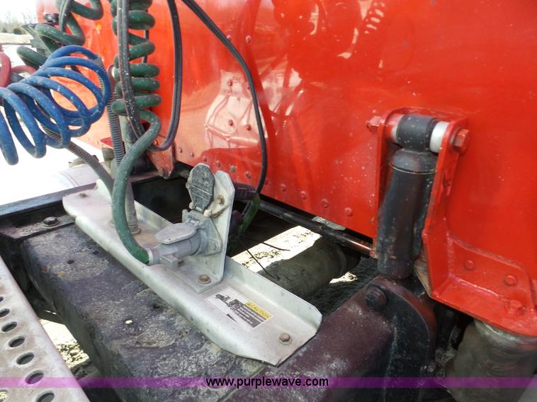 image for item J8881 2005 Peterbilt 379 semi truck