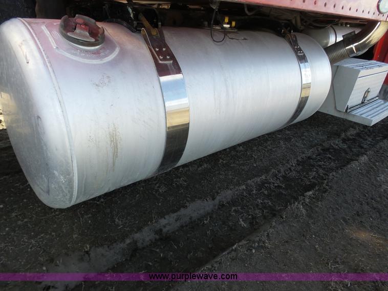 image for item J8881 2005 Peterbilt 379 semi truck