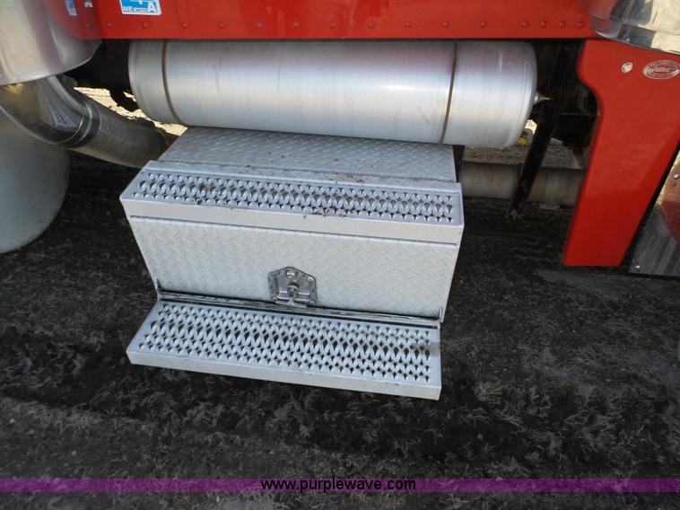 image for item J8881 2005 Peterbilt 379 semi truck