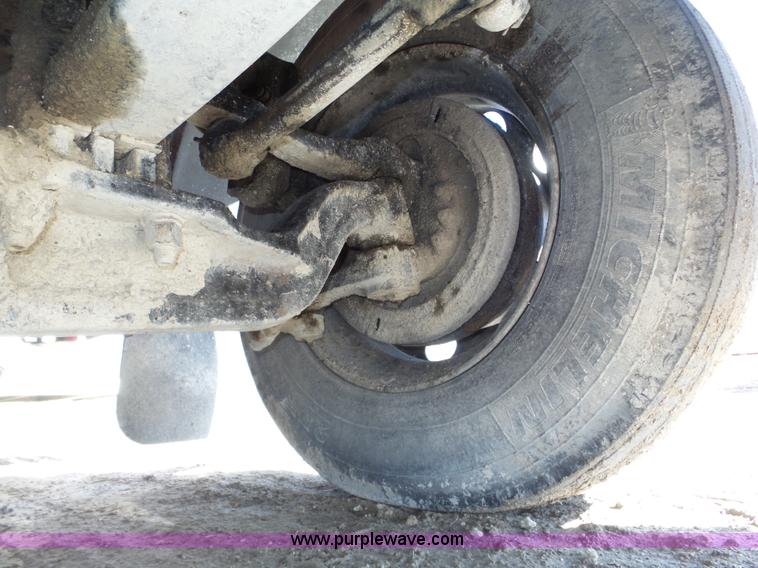 image for item J8881 2005 Peterbilt 379 semi truck