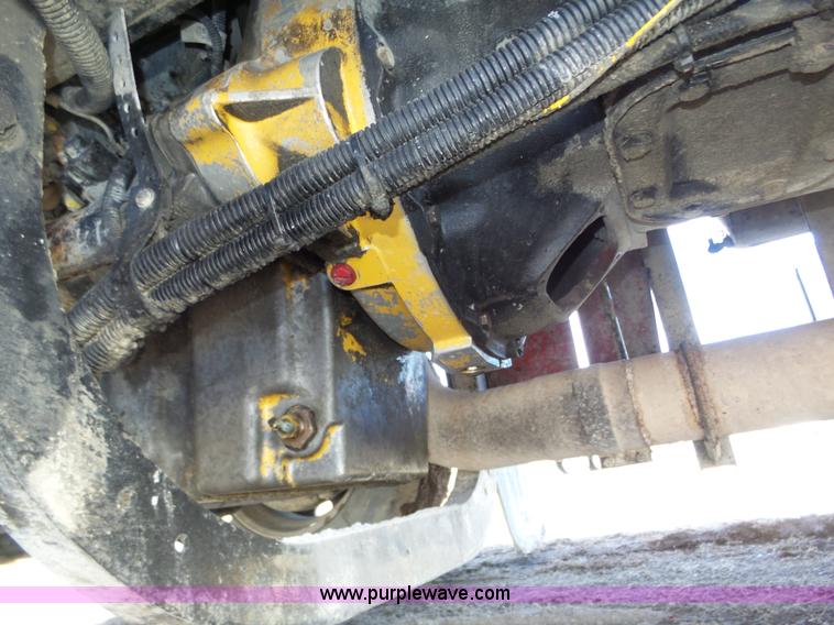 image for item J8881 2005 Peterbilt 379 semi truck