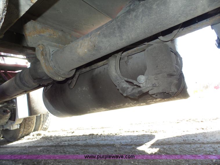 image for item J8881 2005 Peterbilt 379 semi truck