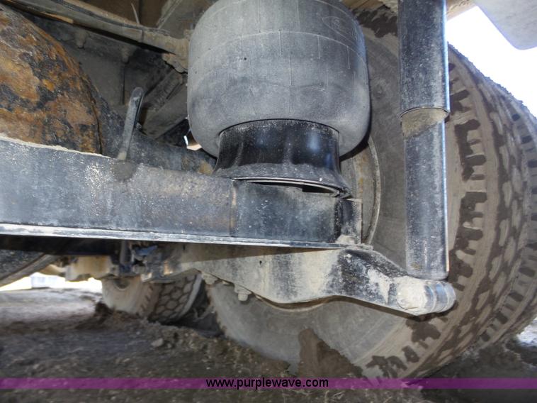 image for item J8881 2005 Peterbilt 379 semi truck