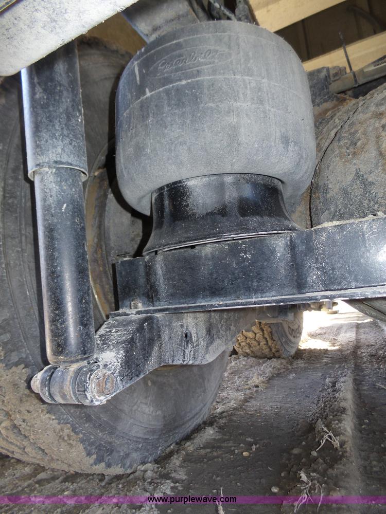 image for item J8881 2005 Peterbilt 379 semi truck