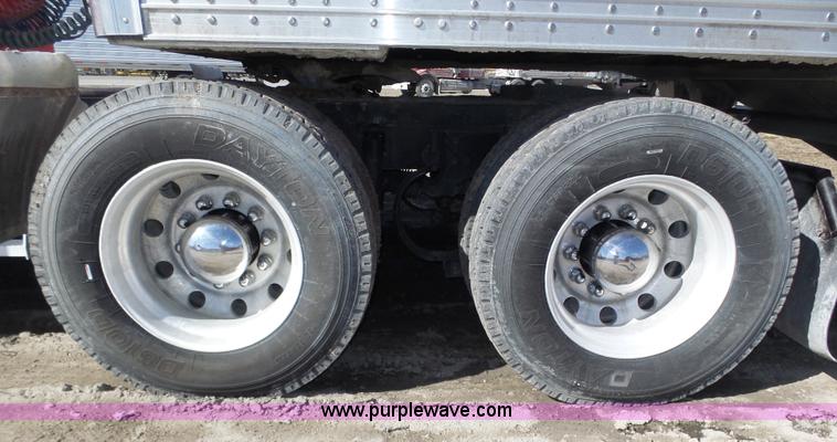 image for item J8881 2005 Peterbilt 379 semi truck