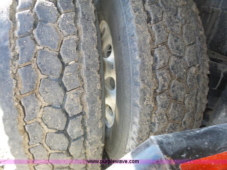 image for item J8881 2005 Peterbilt 379 semi truck