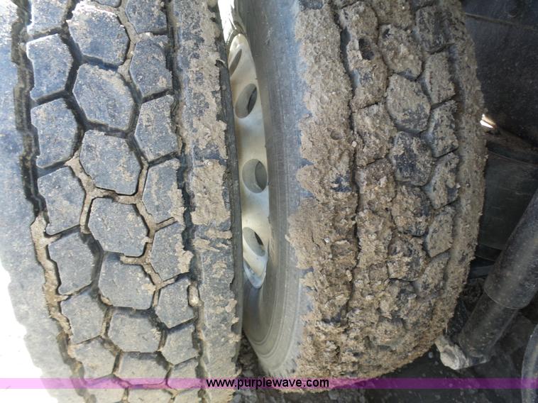 image for item J8881 2005 Peterbilt 379 semi truck