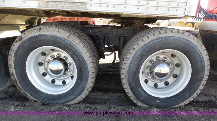 image for item J8881 2005 Peterbilt 379 semi truck