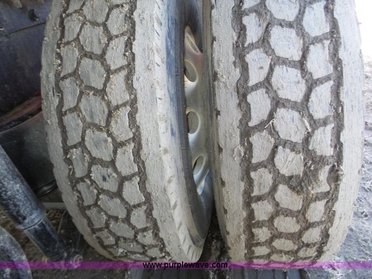 image for item J8881 2005 Peterbilt 379 semi truck