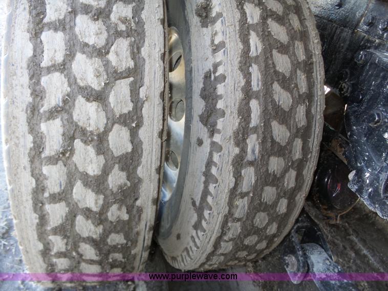 image for item J8881 2005 Peterbilt 379 semi truck