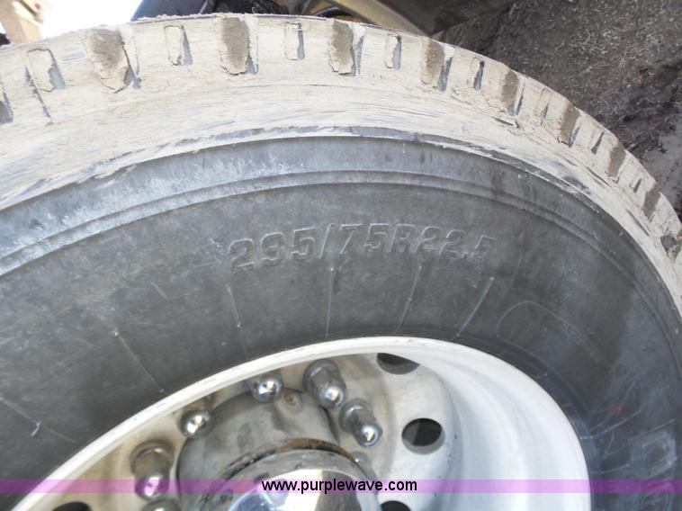 image for item J8881 2005 Peterbilt 379 semi truck