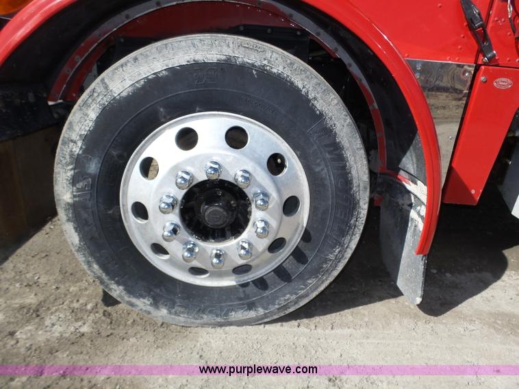 image for item J8881 2005 Peterbilt 379 semi truck