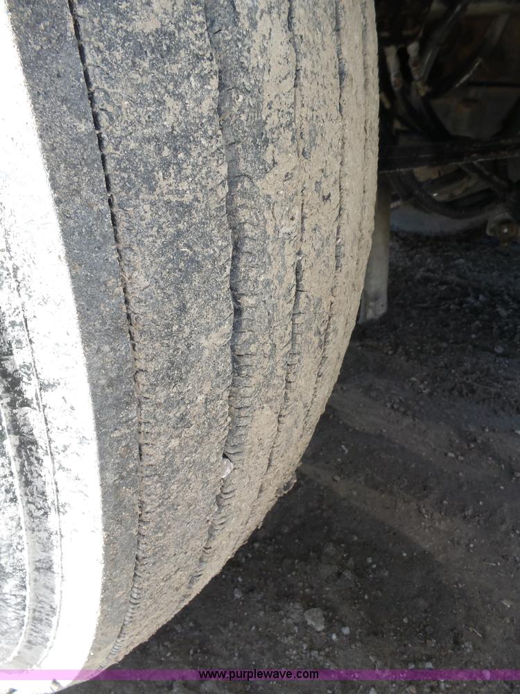 image for item J8881 2005 Peterbilt 379 semi truck