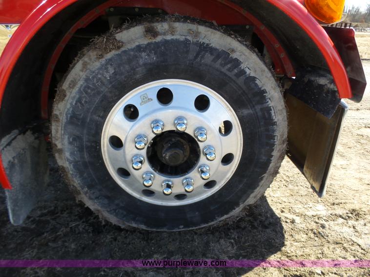 image for item J8881 2005 Peterbilt 379 semi truck