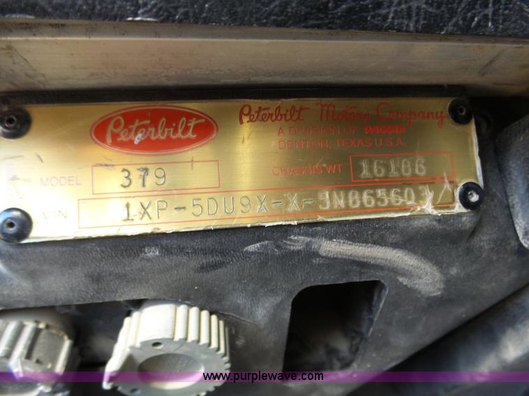 image for item J8881 2005 Peterbilt 379 semi truck