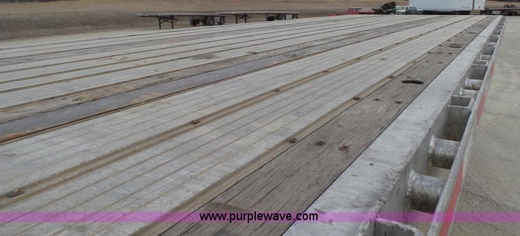 image for item K5010 2007 Transcraft Eagle II flatbed trailer