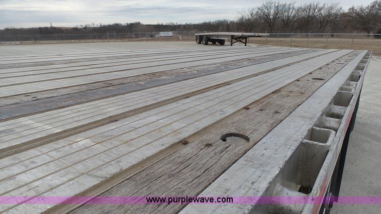 image for item K5011 2007 Transcraft Eagle II flatbed trailer