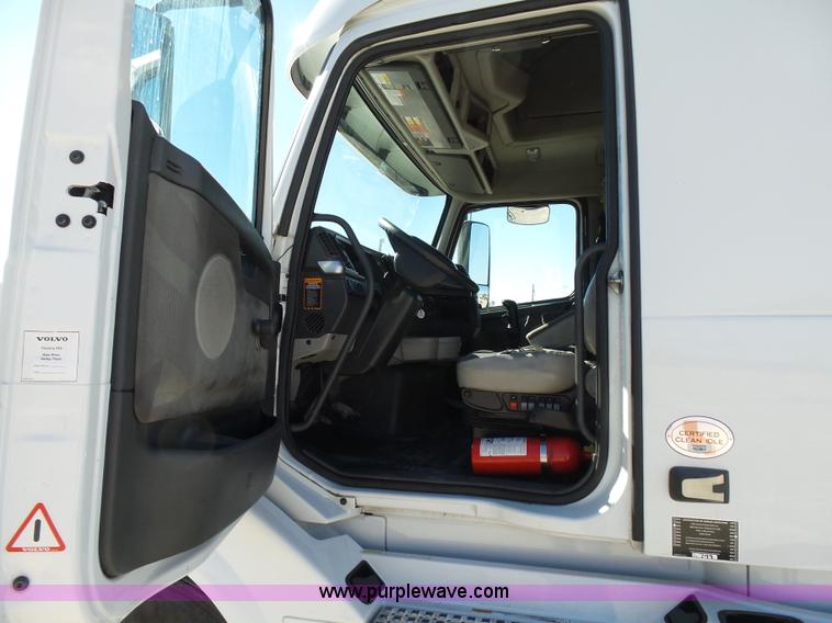 image for item K5759 2012 Volvo VNL semi truck