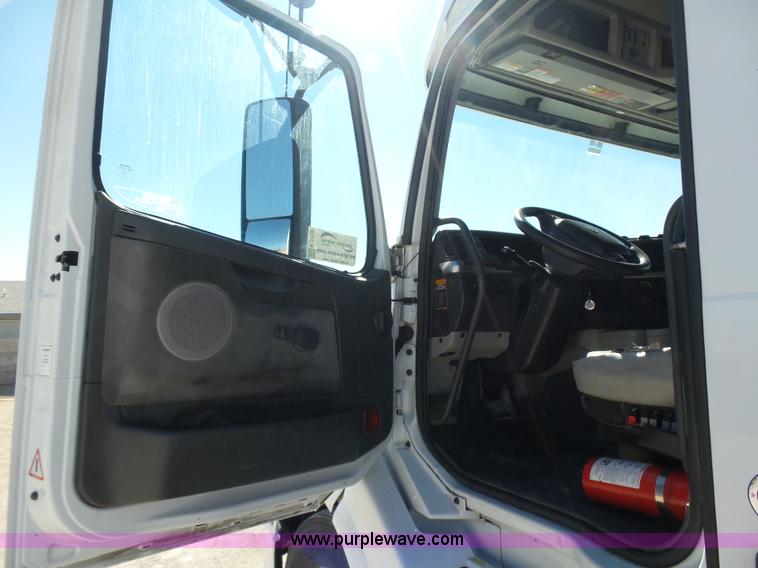 image for item K5759 2012 Volvo VNL semi truck