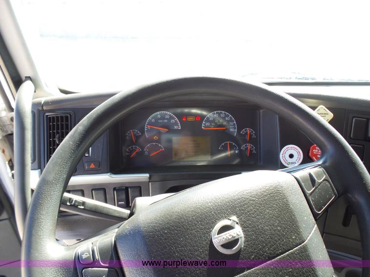 image for item K5759 2012 Volvo VNL semi truck