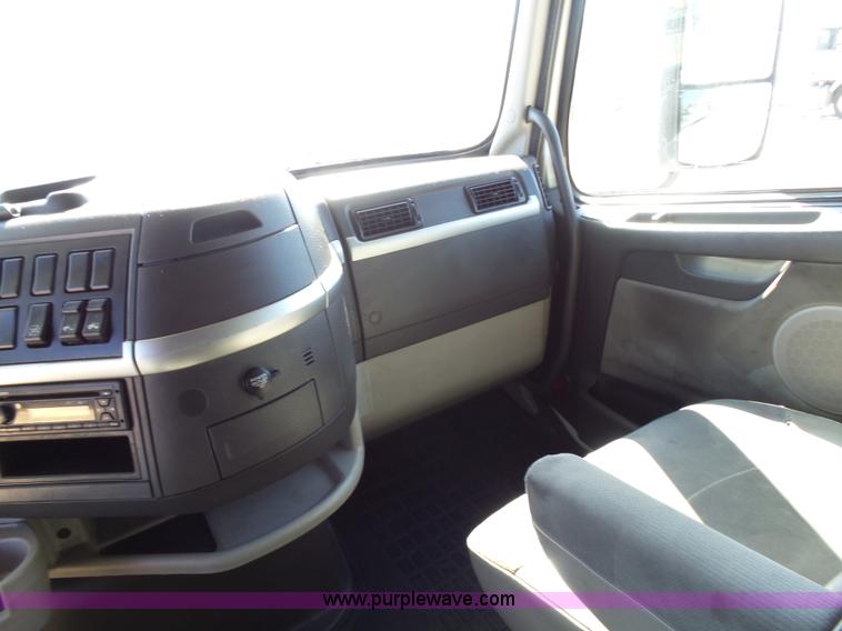 image for item K5759 2012 Volvo VNL semi truck