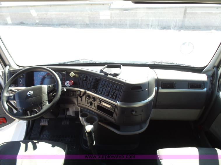 image for item K5759 2012 Volvo VNL semi truck