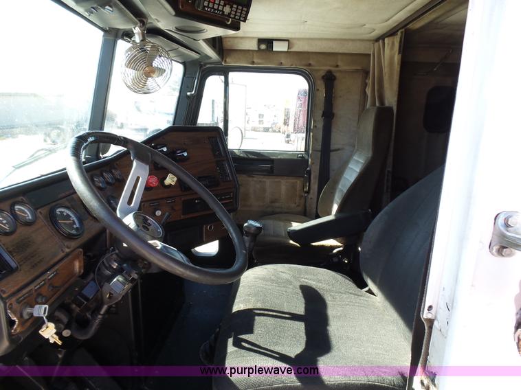 image for item K5760 1996 Freightliner FLD112 semi truck