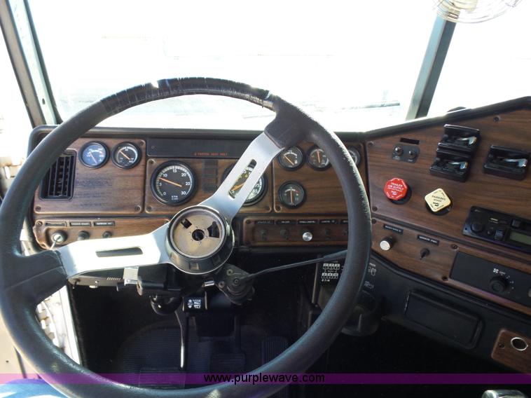 image for item K5760 1996 Freightliner FLD112 semi truck