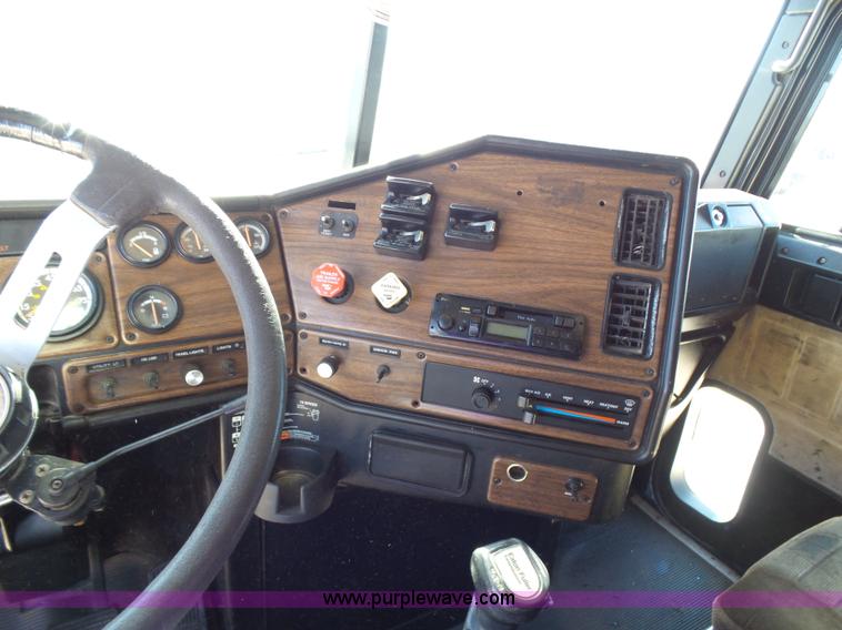 image for item K5760 1996 Freightliner FLD112 semi truck