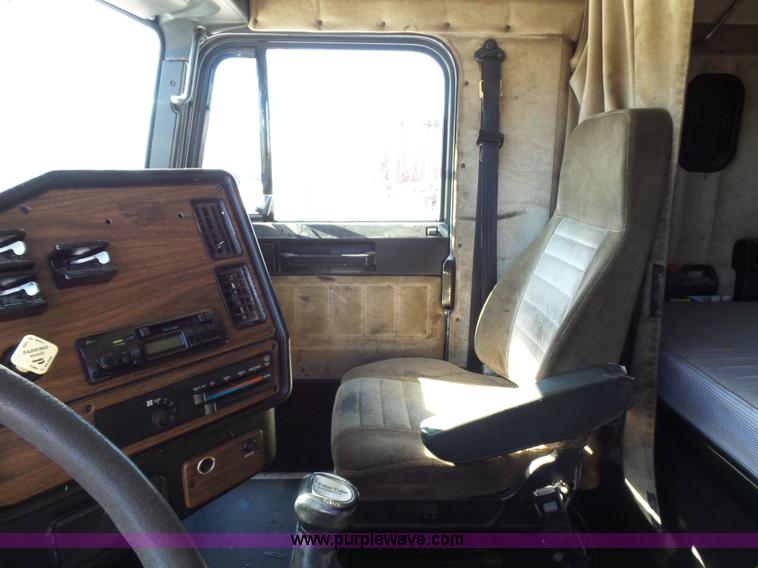 image for item K5760 1996 Freightliner FLD112 semi truck