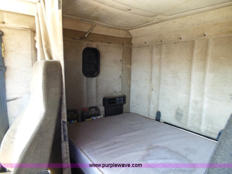 image for item K5760 1996 Freightliner FLD112 semi truck