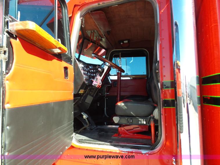 image for item K5761 1993 Peterbilt 379 semi truck