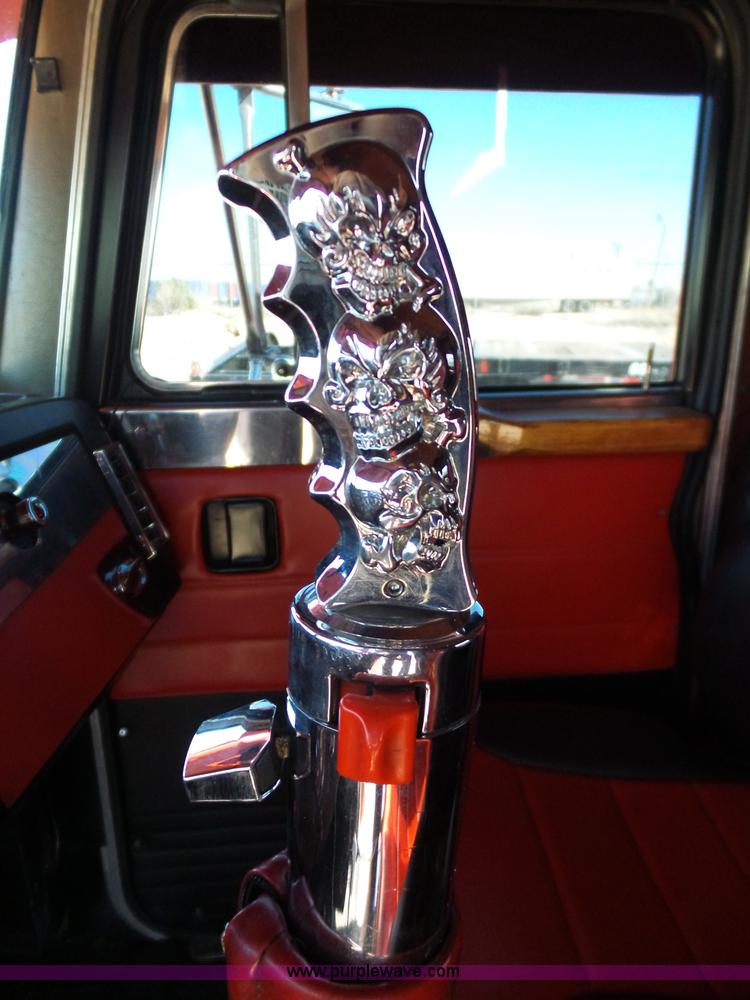 image for item K5761 1993 Peterbilt 379 semi truck