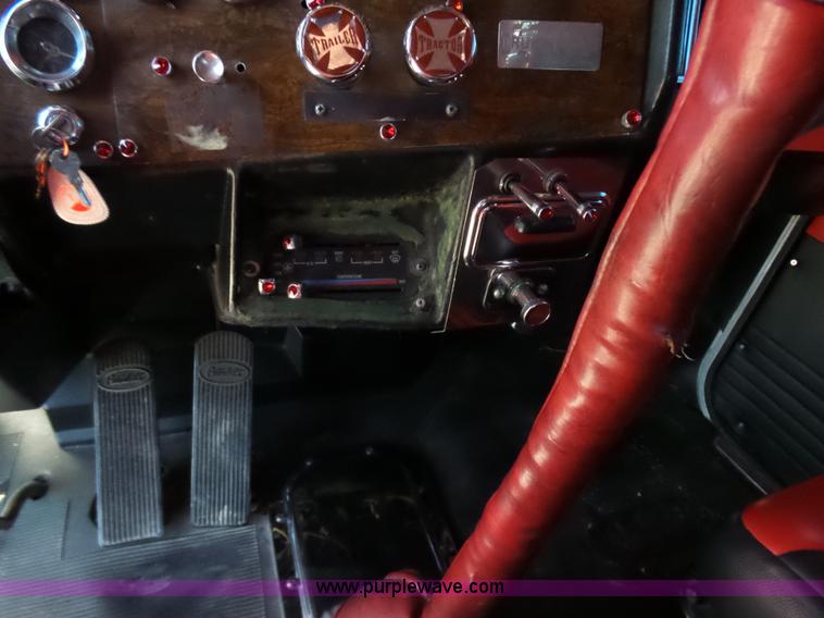 image for item K5761 1993 Peterbilt 379 semi truck