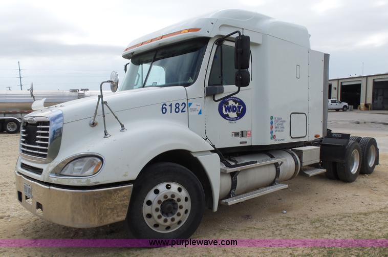 image for item K5767 2005 Freightliner Columbia semi truck