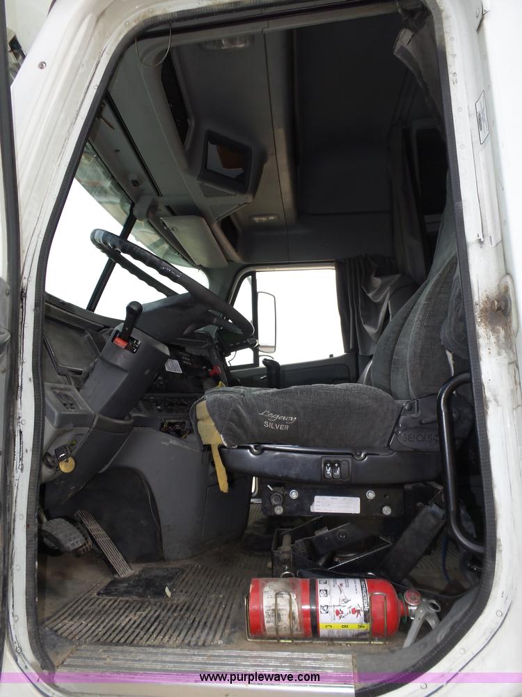 image for item K5767 2005 Freightliner Columbia semi truck