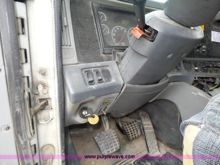 image for item K5767 2005 Freightliner Columbia semi truck