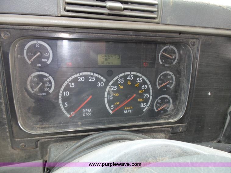 image for item K5767 2005 Freightliner Columbia semi truck