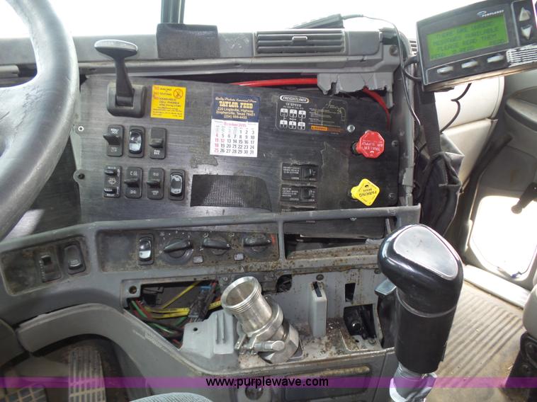 image for item K5767 2005 Freightliner Columbia semi truck