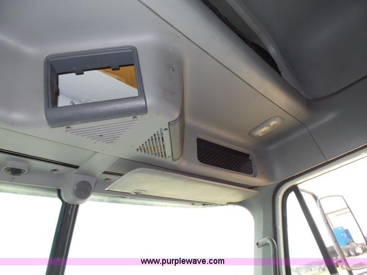 image for item K5767 2005 Freightliner Columbia semi truck