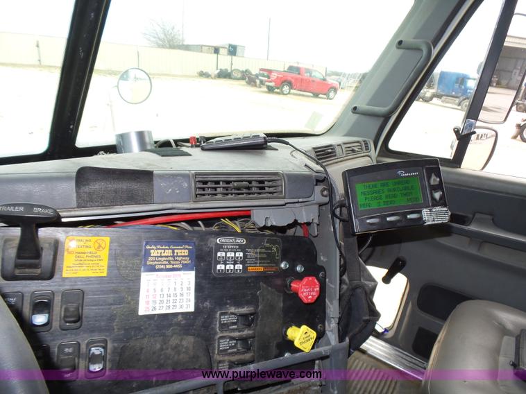 image for item K5767 2005 Freightliner Columbia semi truck