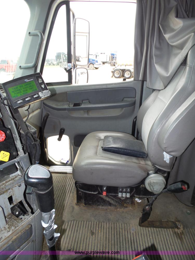 image for item K5767 2005 Freightliner Columbia semi truck