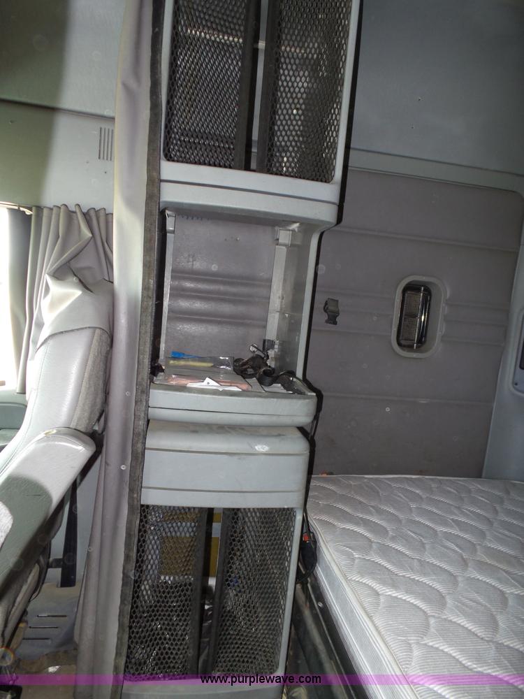 image for item K5767 2005 Freightliner Columbia semi truck