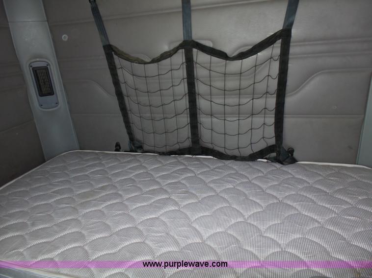 image for item K5767 2005 Freightliner Columbia semi truck