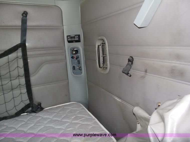 image for item K5767 2005 Freightliner Columbia semi truck