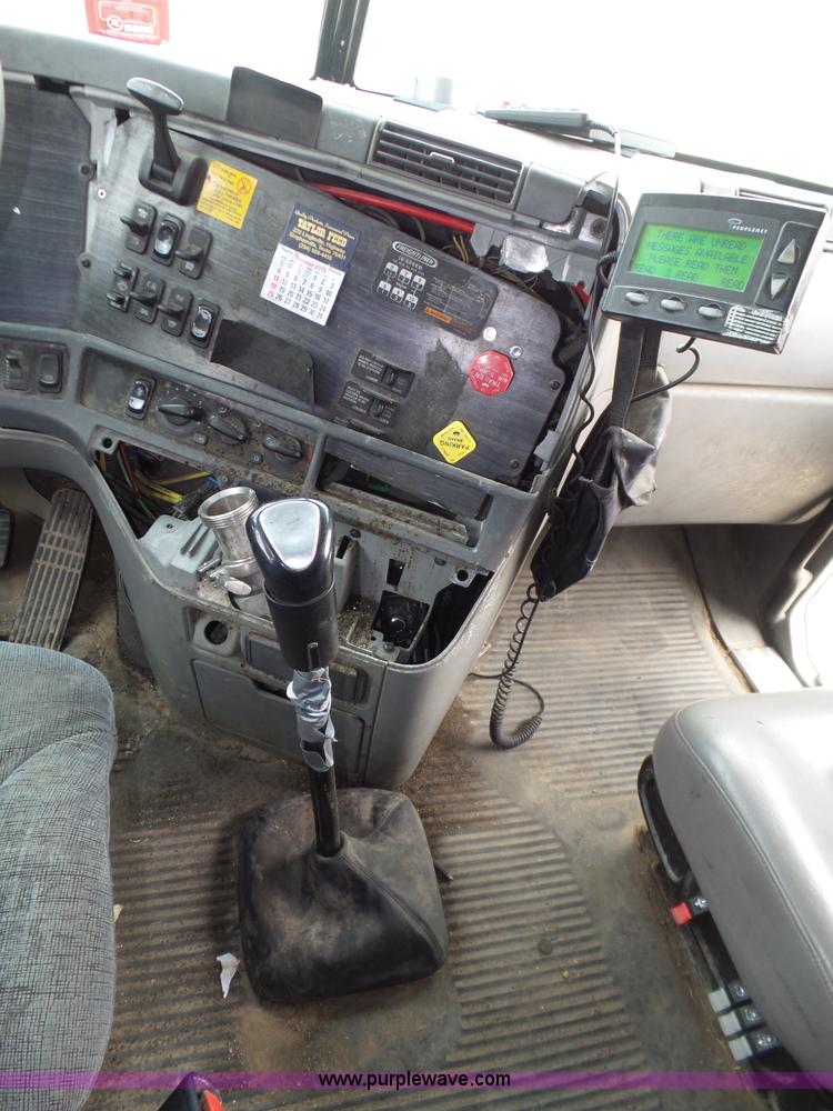 image for item K5767 2005 Freightliner Columbia semi truck