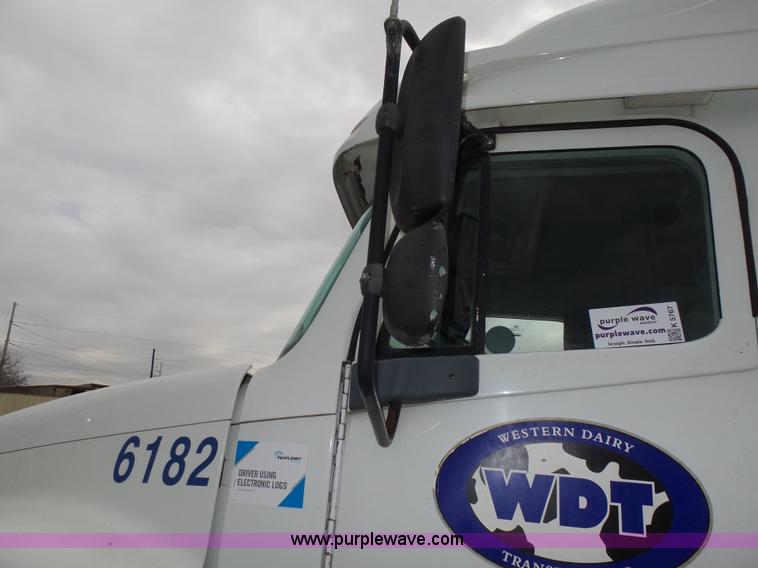 image for item K5767 2005 Freightliner Columbia semi truck